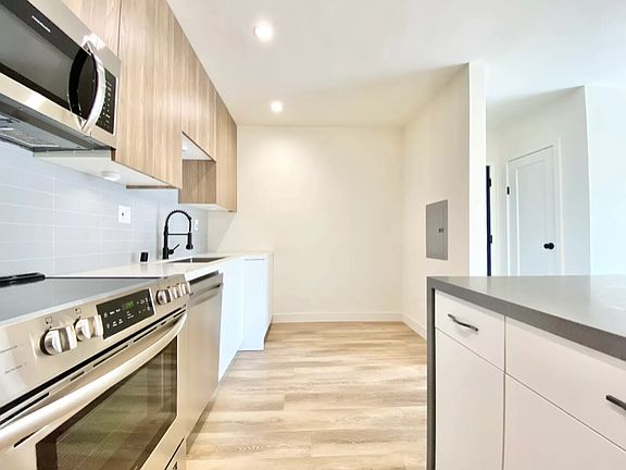 3rd image of 6350 Willoughby Ave APT 11