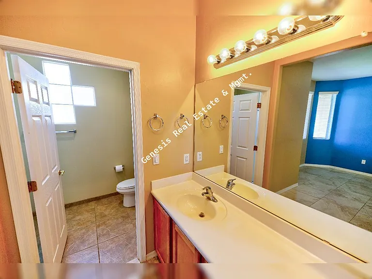 606 W Woodfield Ct — Photo 21