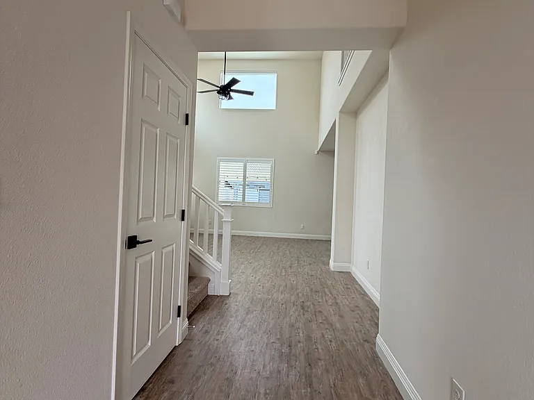 327 Las Flores Dr — Photo 3