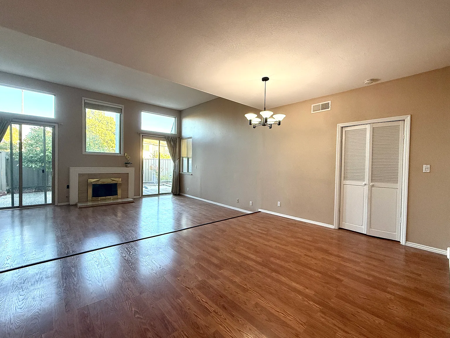 3 bed, 2110 sqft, $6,480 — Photo 4