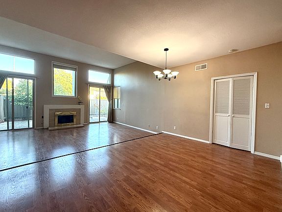 4th image of 976 De Soto Ln