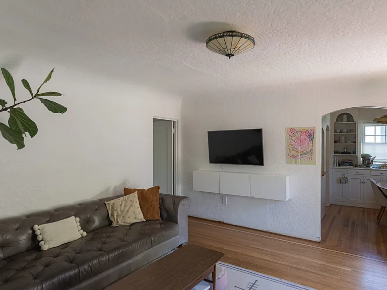 1278 Phillips Ln — Photo 3