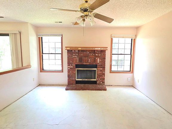 4th image of 4012 Overland Dr