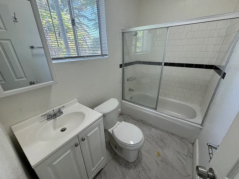 127 N Burlington Ave #C — Photo 16
