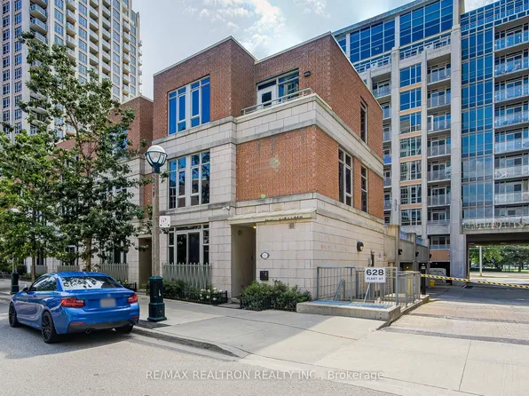 93 Sloping Sky Mews #1, Toronto, ON M5V 1P4