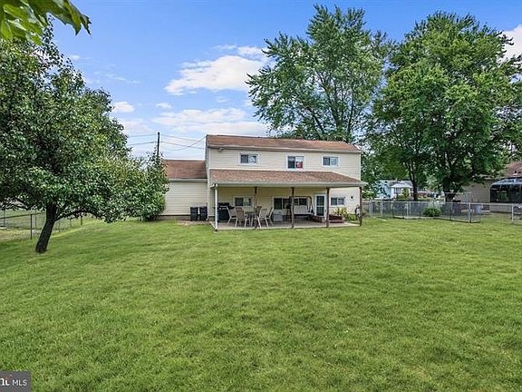 3rd image of 1403 Essex Dr