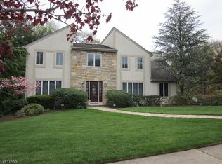 8 Ledgerock Ct, Morris Plains, NJ 07950