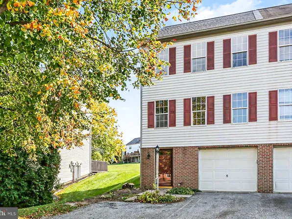 2870 Woodmont Dr, York, PA 17404