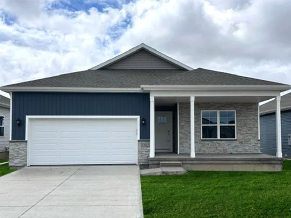 2829 Mary Dr, Hiawatha, IA 52233