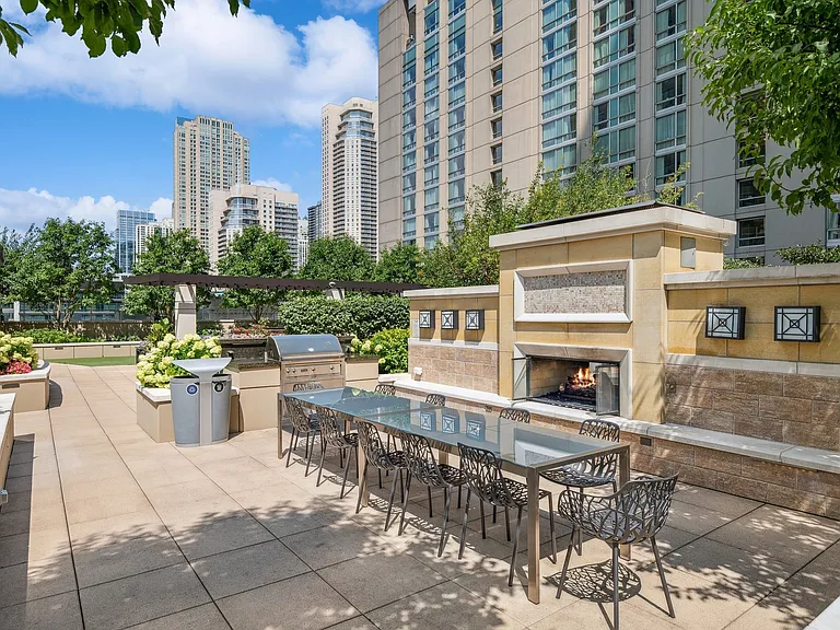 RiverNorth_amenity_outdoor dining fireplace