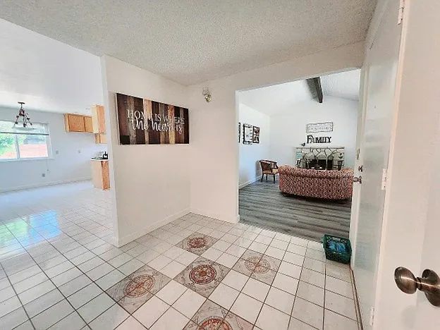 3 bed, 1200 sqft, $2,400 — Photo 2