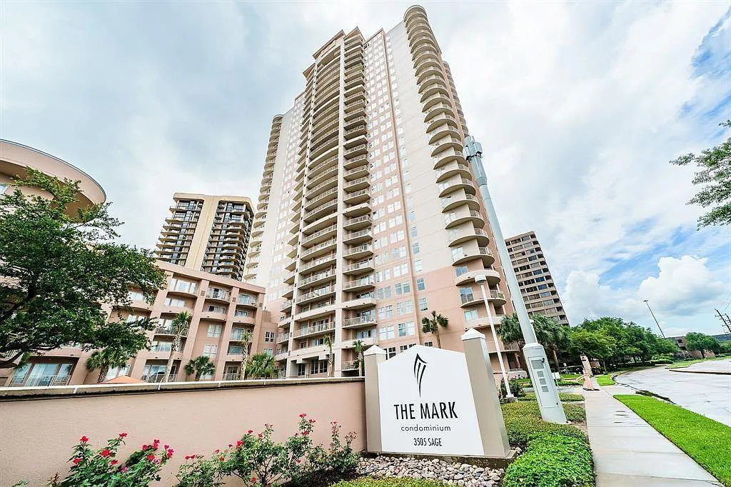 1 bed, 1.0 bath, 905 sqft, $1,575 — Photo 1