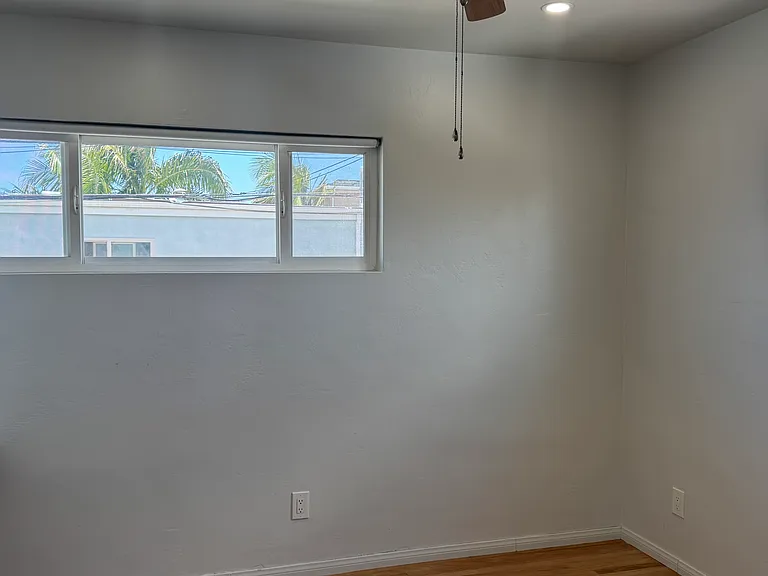 825-27 Tourmaline St — Photo 12
