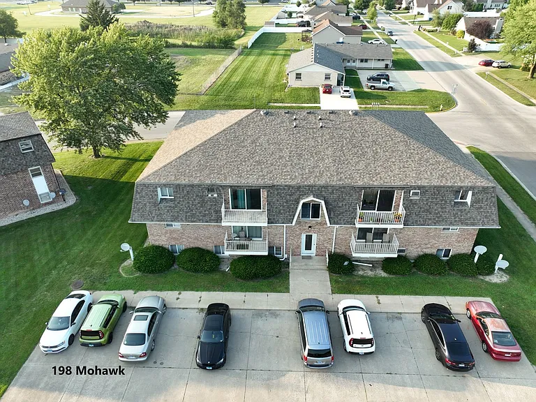 198 Mohawk Dr — Photo 2