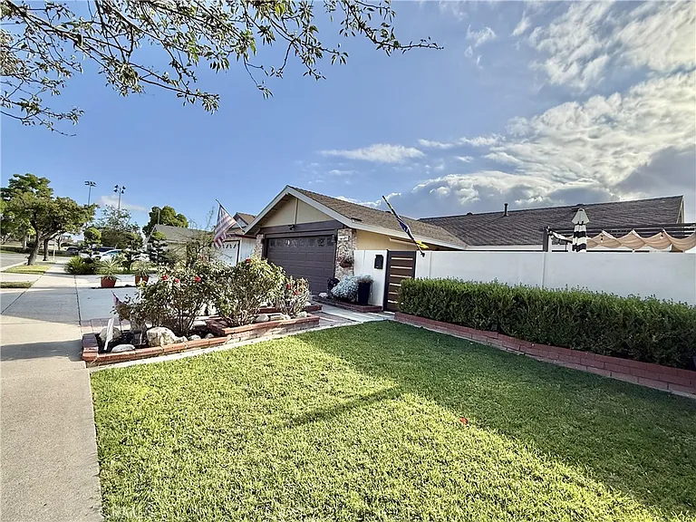 18413 Winslow Pl — Photo 2