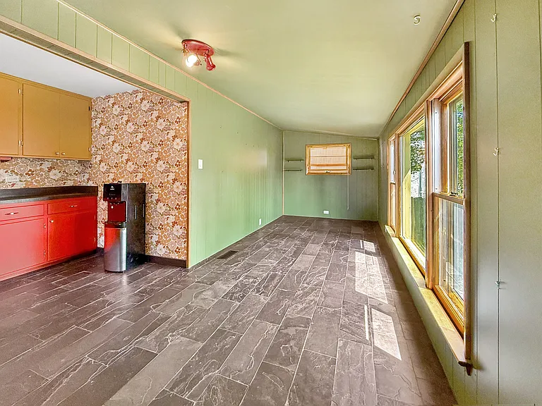 1114 Beloit Ave — Photo 9