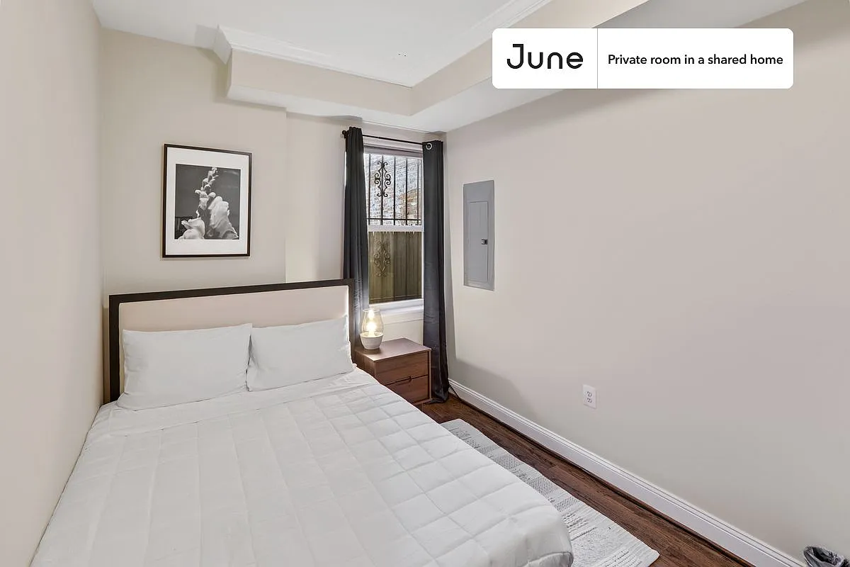 Queen bedroom in 3 bed/2.5 bath home in Columbia Heights #878 A — Photo 1