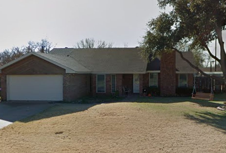 1st image of 611 W Manes Ave