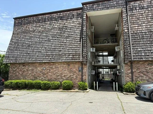 115 W Esplanade Ave #8 — Photo 1