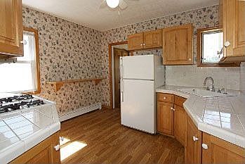 4th image of 19 Allen St