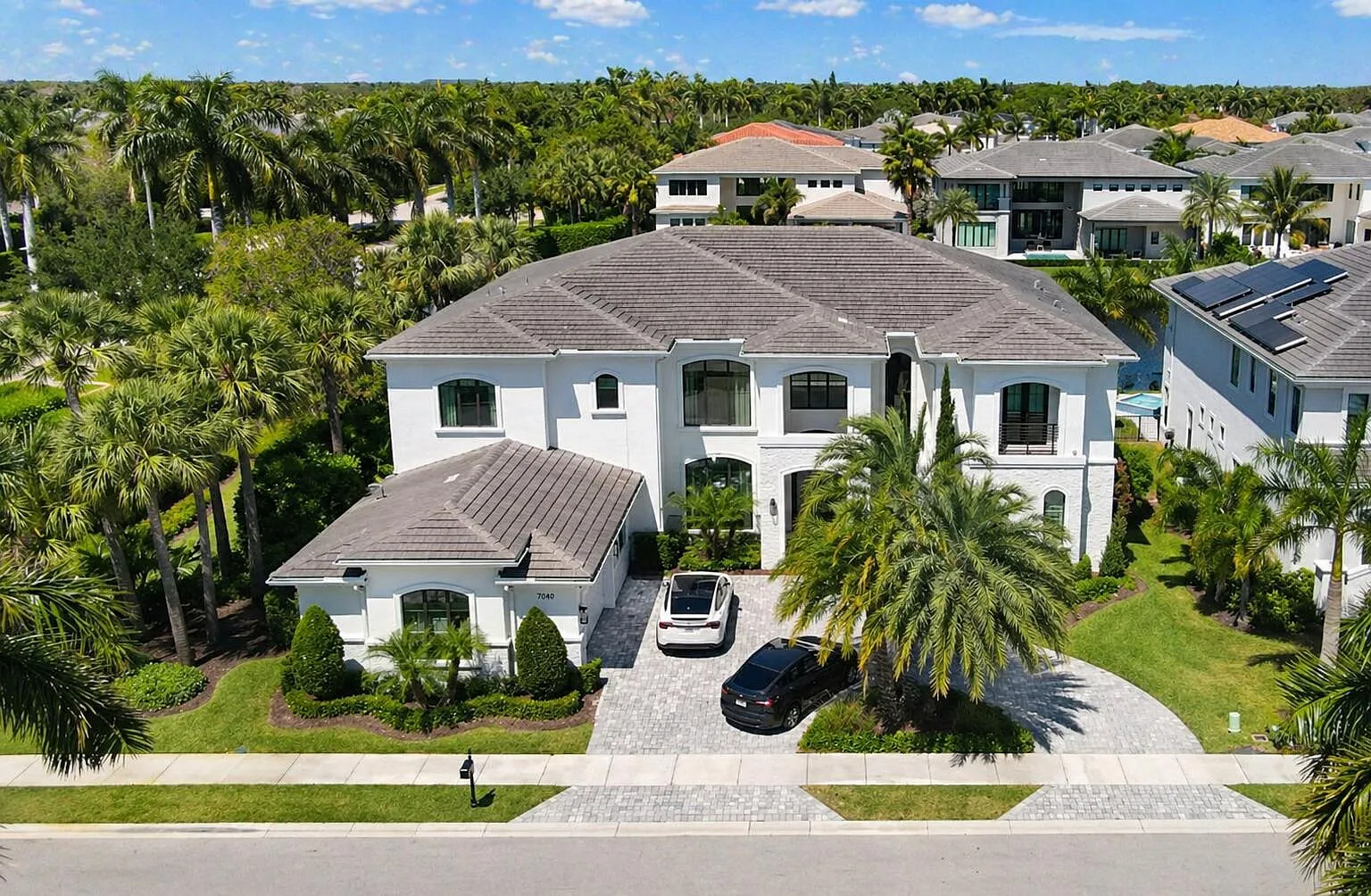 5 bed, 7.5 bath, 8032 sqft, $34,900 — Photo 2