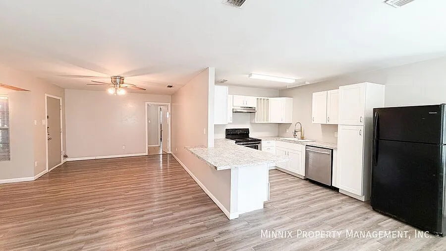 4 bedroom- 4817 45th St. — Photo 2