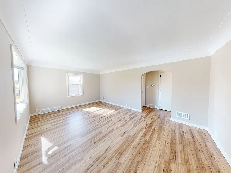 370 E Jefferson St — Photo 3