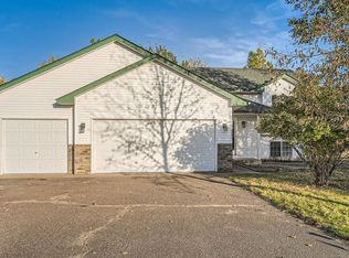 40375 Grizzly Ln, North Branch, MN 55056