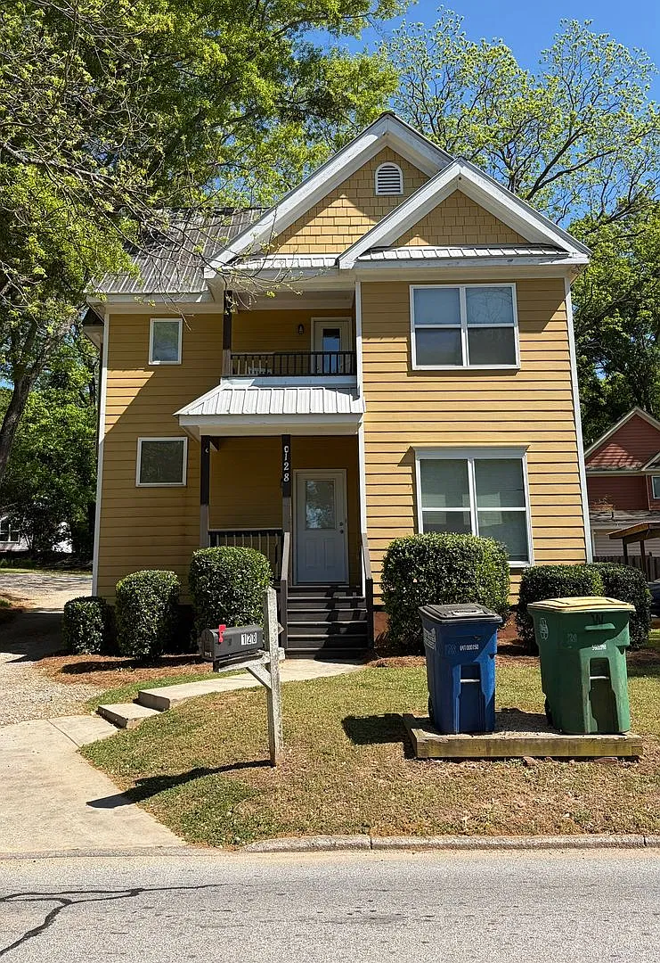 4 Bedroom Downtown Beauty! — Photo 1
