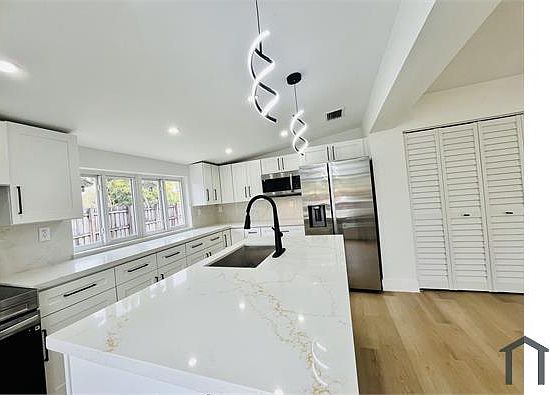 4th image of 1612 E River Dr #1
