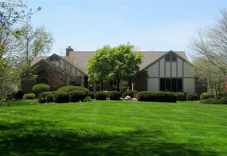 1st image of 110 W Woodmere Dr