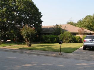 900 Hunters Creek Dr, Desoto, TX 75115
