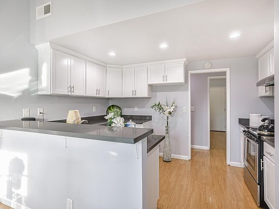 3rd image of 3233 Tenley Dr
