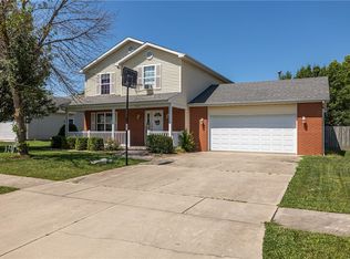 917 Briarwood Ct, Charleston, IL