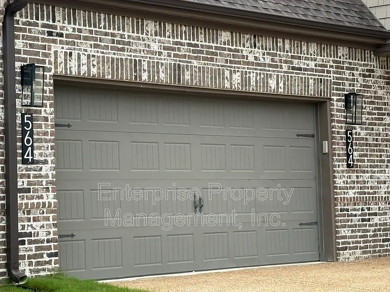 564 Holden Dr — Photo 3
