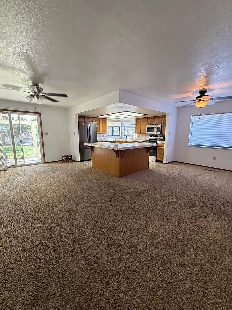 Spacious 3-Bedroom, 2-Bathroom Home for Rent in Carson City. — Photo 4