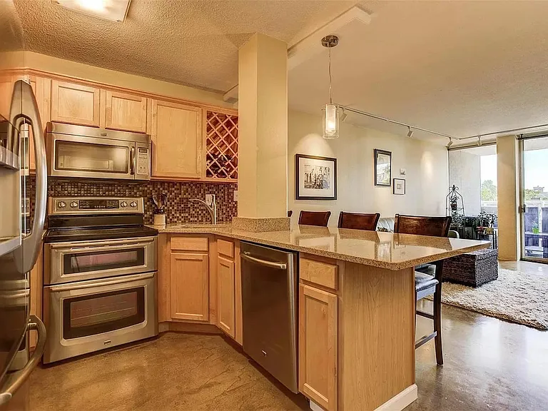 909 N Logan St #4I — Photo 5