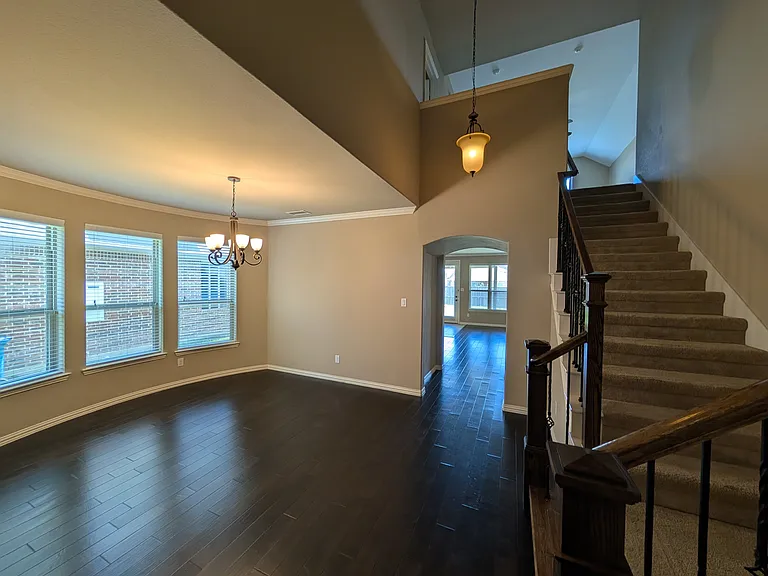 591 Deverson Dr — Photo 4