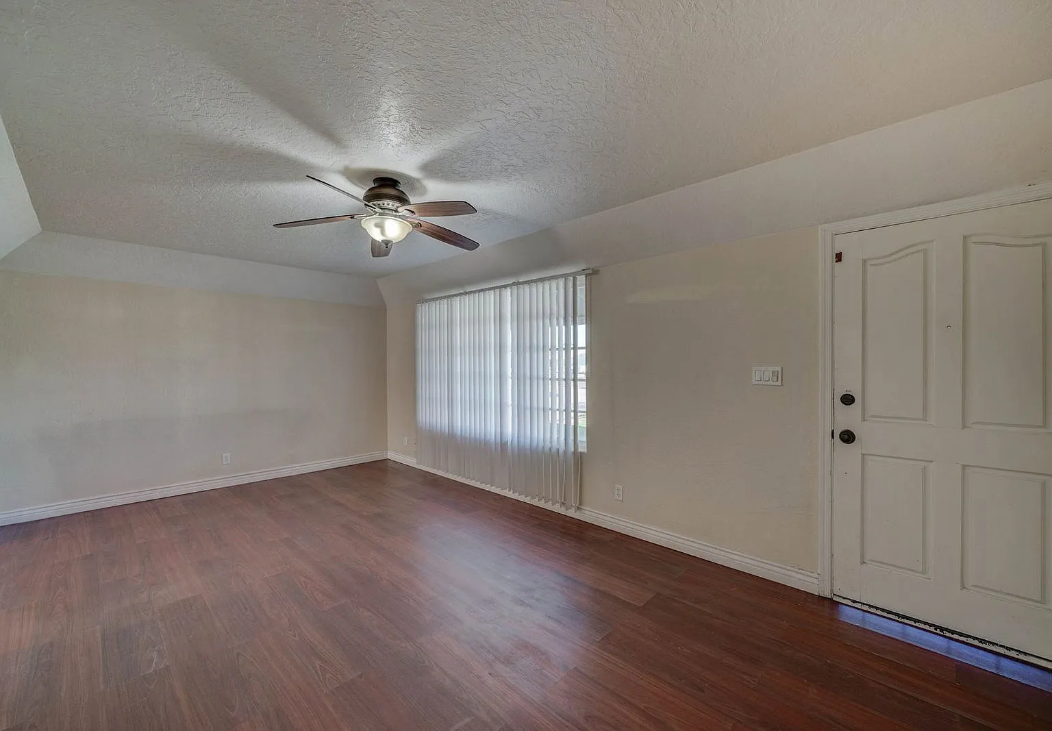 3 bed, 2.0 bath, 1210 sqft, $2,400 — Photo 4