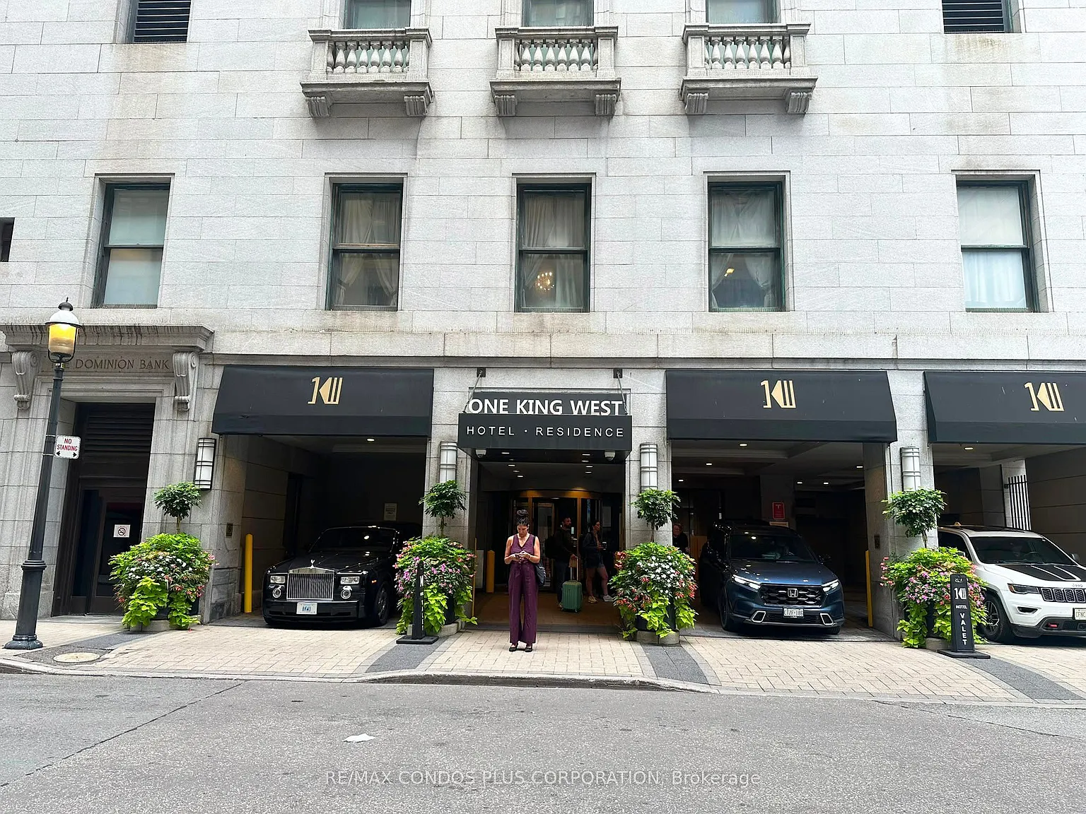 One King West — Photo 2