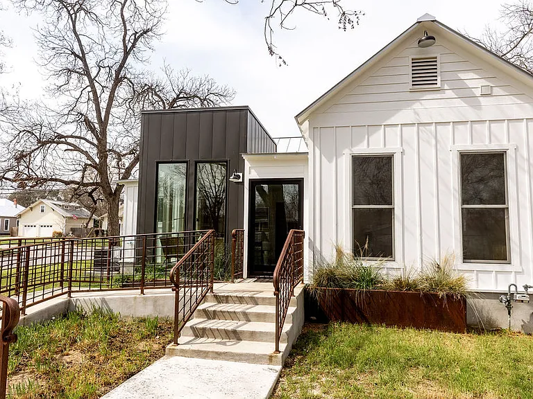 991 W Mill St — Photo 2