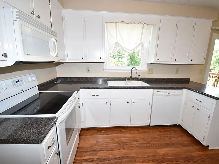 3049 Westchester Dr — Photo 9