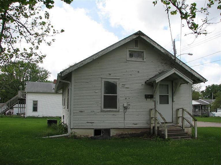 2nd image of 717 N 10th Ave E