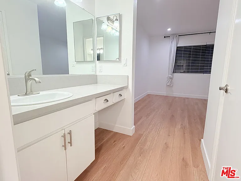 22135 Burbank Blvd #4 — Photo 29