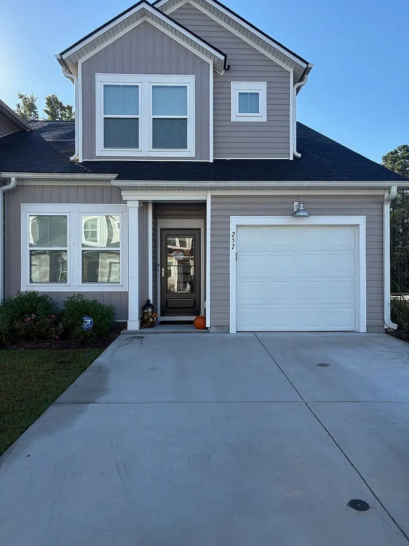 Like New- Luxury Townhome In Hoffman Park — Photo 1