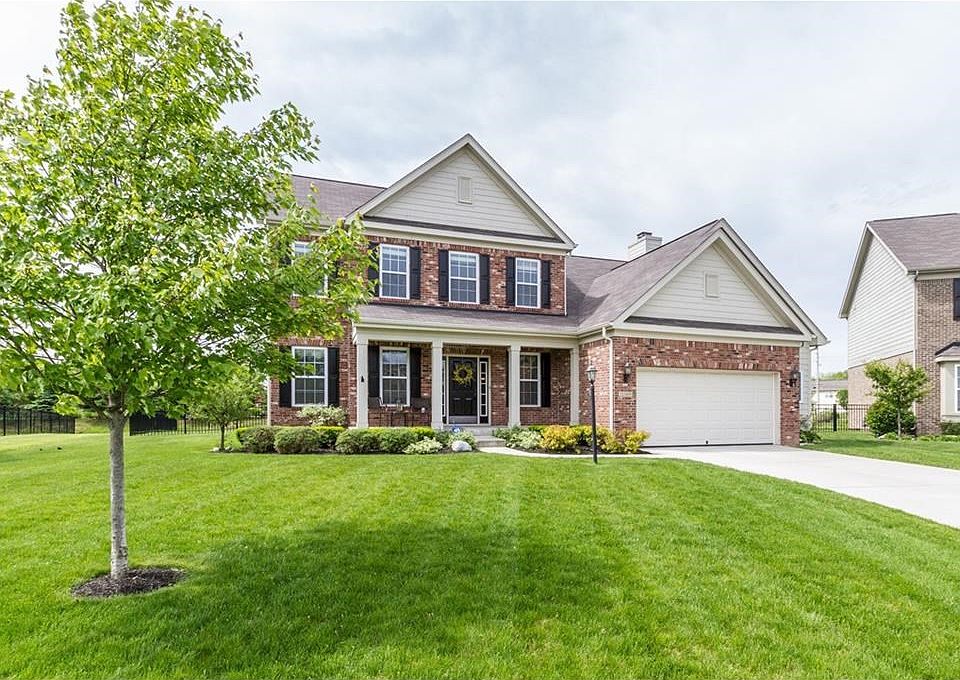 Amazing curb appeal w updated brick selection. Semi custom stick built Estridge home on cul de sac.Great curb appeal! Upgraded brick and hardiplank!