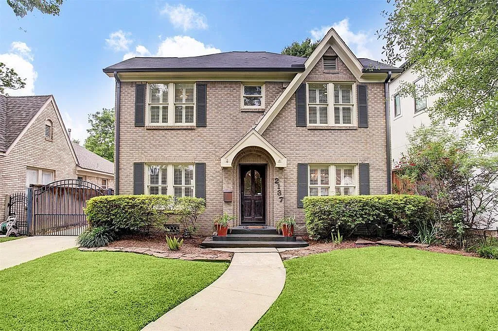 3 bed, 2.5 bath, 2432 sqft, $4,500 — Photo 1
