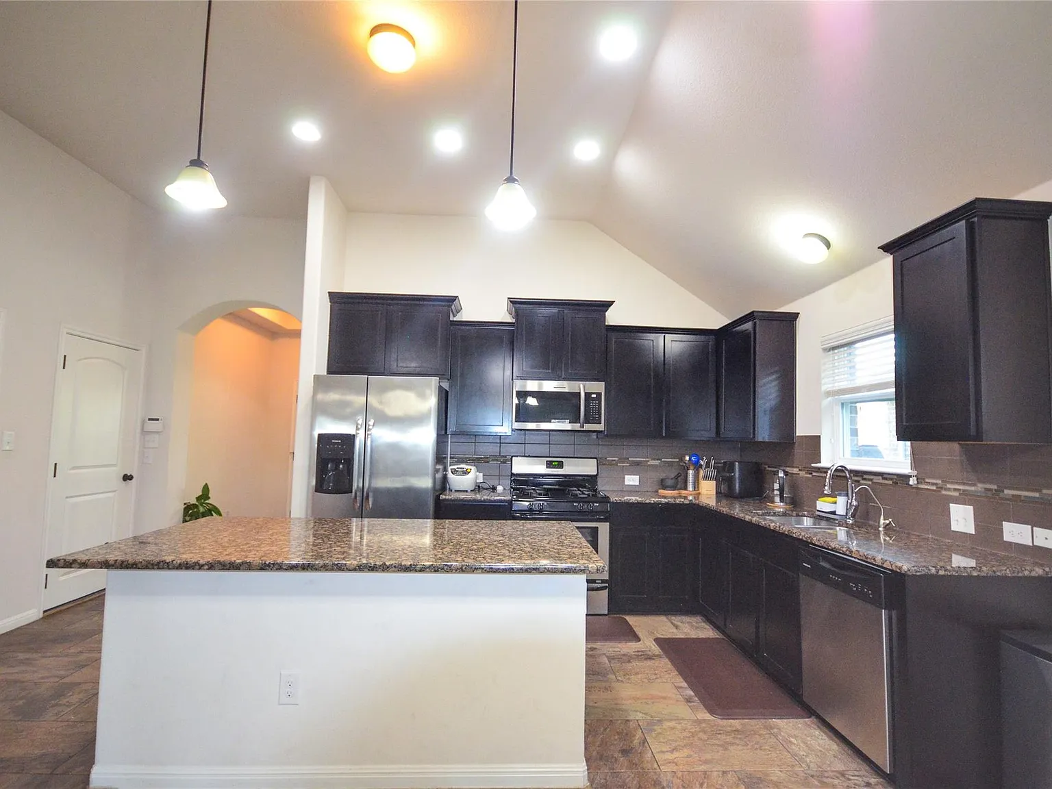 3 bed, 2.0 bath, 2023 sqft, $2,250 — Photo 3