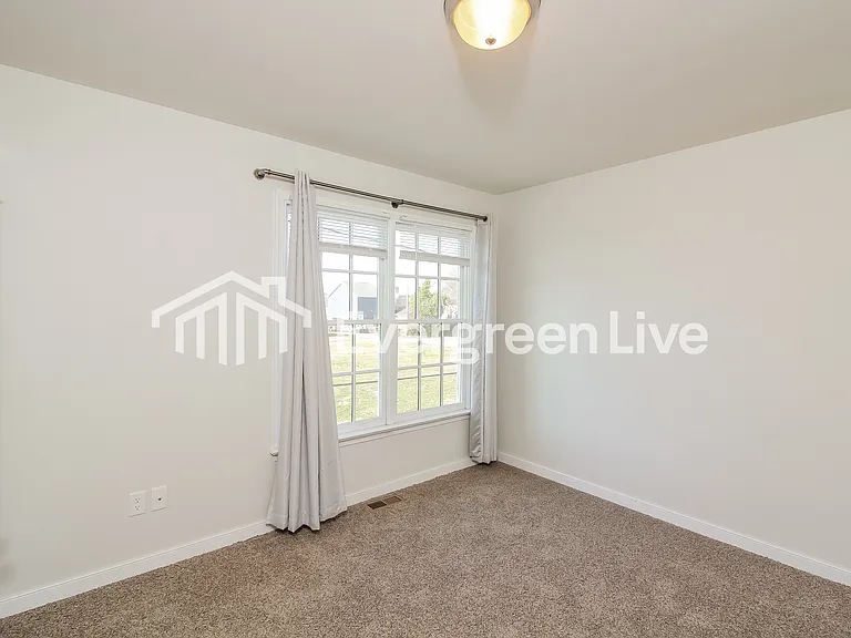 1719 Everett St — Photo 13