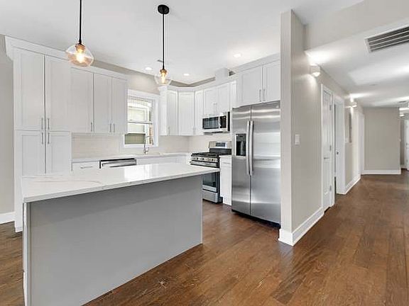 5th image of 4918 N Rockwell St #2